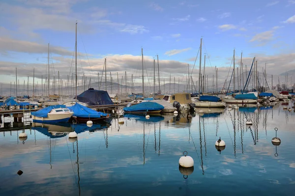 Yacht sul parcheggio autunnale sul lago di Ginevra, SWISS , — Foto Stock