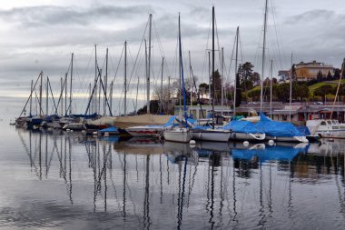 Lake Geneva, İsviçre sonbahar park yerinde yatlar,