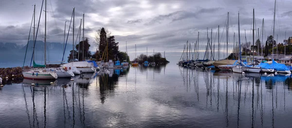 Yacht di tempat parkir musim gugur di Danau Jenewa, SWISS , — Stok Foto
