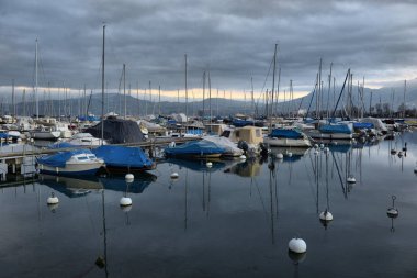 Lake Geneva, İsviçre sonbahar park yerinde yatlar,