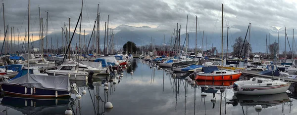 Jachten op herfst parkeerplaats op het meer van Genève, Zwitserland, — Stockfoto