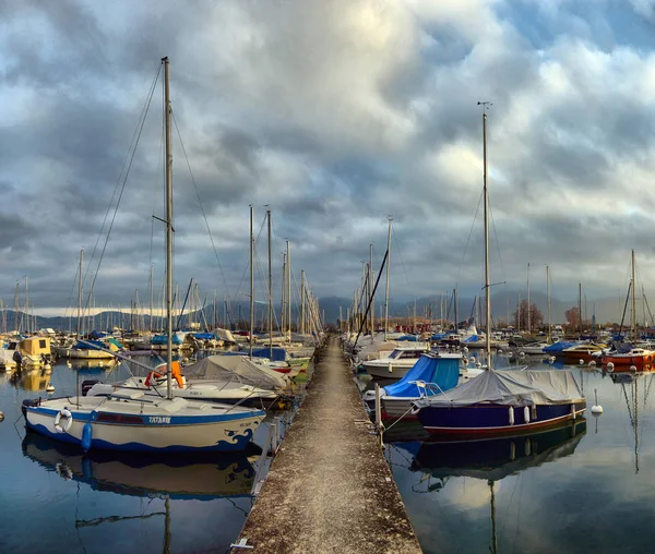 Jachten op herfst parkeerplaats op het meer van Genève, Zwitserland, — Stockfoto