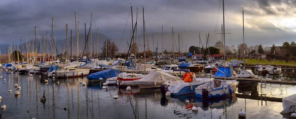 Yachts on autumn parking lot on Lake Geneva, SWISS, — Stock Photo, Image