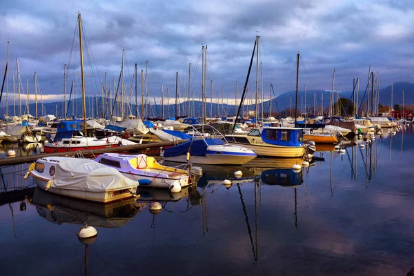 Yacht sul parcheggio autunnale sul lago di Ginevra, SWISS , — Foto Stock