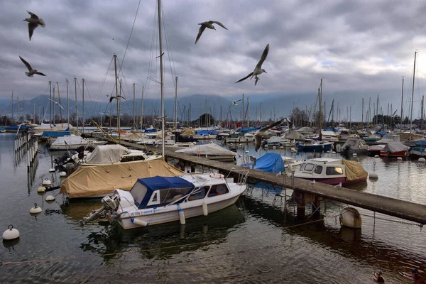 Yacht sul parcheggio autunnale sul lago di Ginevra, SWISS , — Foto Stock