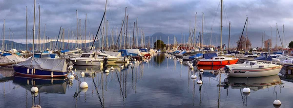 Jachten op herfst parkeerplaats op het meer van Genève, Zwitserland, — Stockfoto