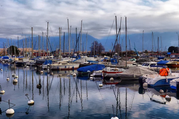 Jachten op herfst parkeerplaats op het meer van Genève, Zwitserland, — Stockfoto