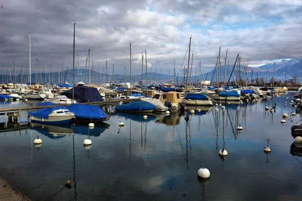 Jachten op herfst parkeerplaats op het meer van Genève, Zwitserland, — Stockfoto