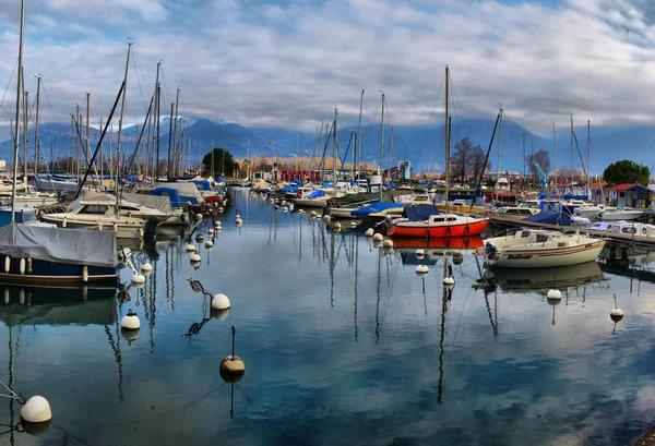 A Genfi-tó, svájci őszi parkolóban jachtok, — Stock Fotó