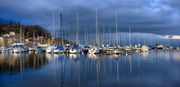 Yachten auf Herbstparkplatz am Genfer See, Schweiz, — Stockfoto