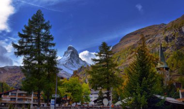 Meşhur Alp Tepesi Matterhorn 'un göz kamaştırıcı sonbahar manzarası. İsviçre Alpleri, Valais, İsviçre