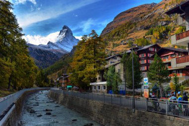 Ünlü Alp Tepesi Matterhorn 'un göz kamaştırıcı sonbahar manzarası. İsviçre Alpleri, Valais, İsviçre