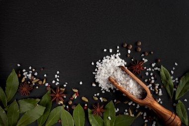 Flatlay baharat ve tuz siyah arka plan üzerine