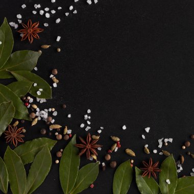 Flatlay baharat ve tuz siyah arka plan üzerine