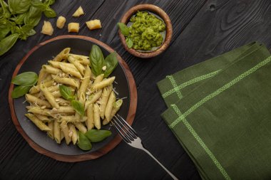Siyah pesto makarna