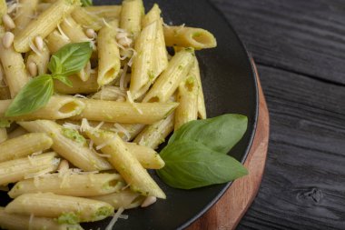 Siyah pesto makarna