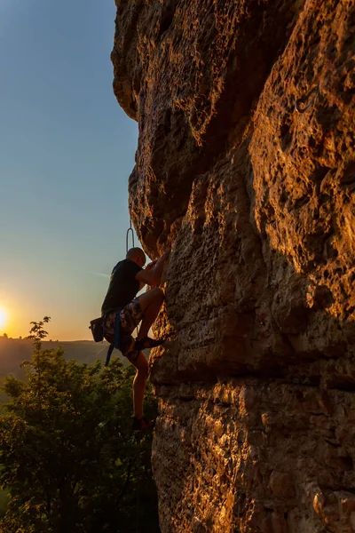 Escalador en la montaña — Foto de Stock