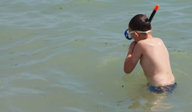 Küçük çocuk maskeli denizde dalış için