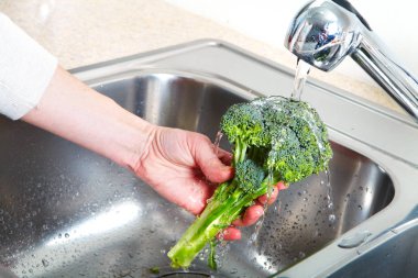 Vejetaryen yiyecekler lavaboda. Taze brokoli