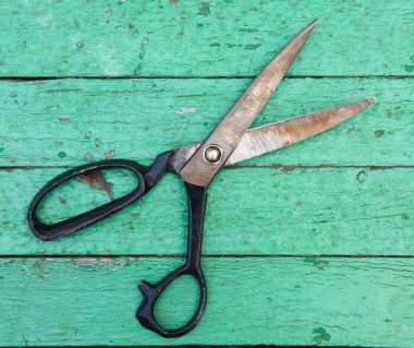 Ahşap arka plan üzerinde eski makası. İnşaat kavramı