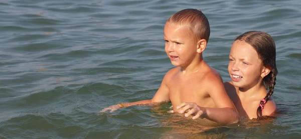 Petit Garçon Fille Jouant Dans Eau Dans Mer — Photo