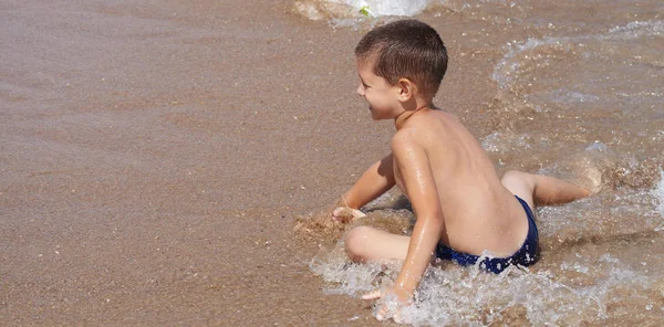 Jongetje Speelt Het Water Zee — Stockfoto