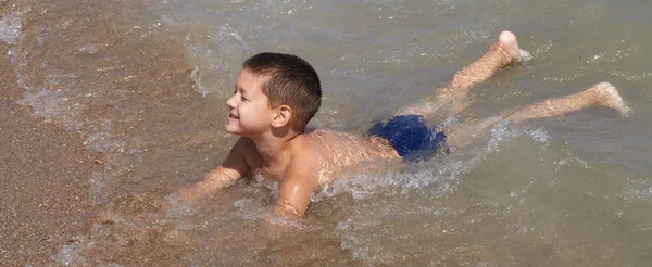 Malý Chlapec Hraje Vodě Moři — Stock fotografie