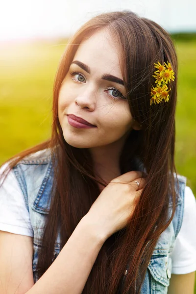 Fille Dans Matinée Ensoleillée Dans Pré — Photo