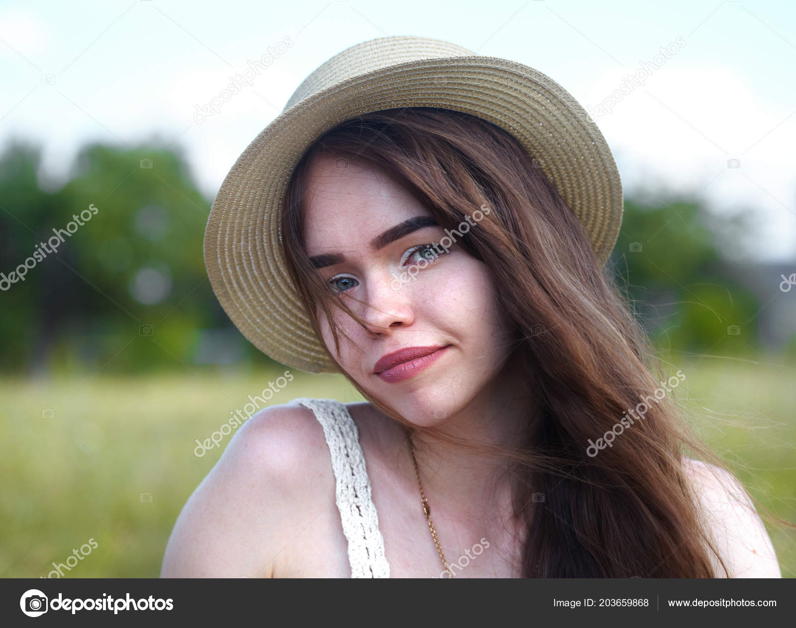 牧草地の日当たりの良い朝の少女 ストック写真 C Petrkurgan 牧草地の日当たりの良い朝の少女 ストック写真 C Petrkurgan