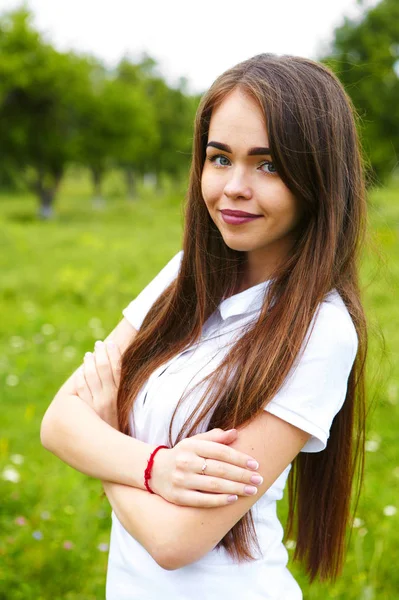 Ragazza Nella Mattina Soleggiata Prato — Foto Stock