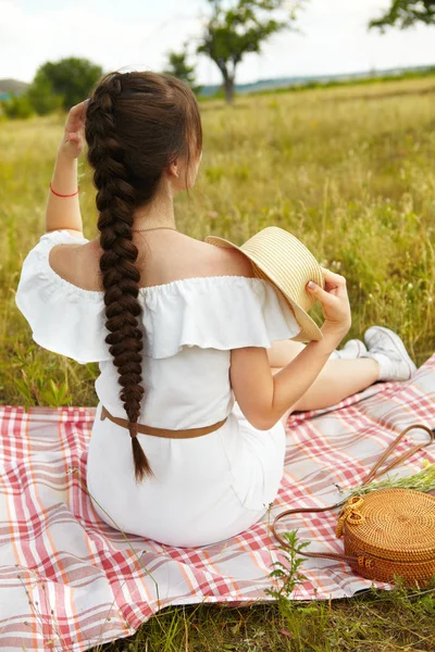 Piknik, Bahçe içinde güzel kız