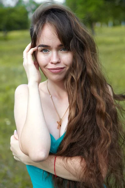 Fille Dans Matinée Ensoleillée Dans Jardin — Photo