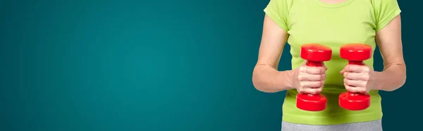 Mujer Con Mancuernas Sobre Fondo Verde — Foto de Stock