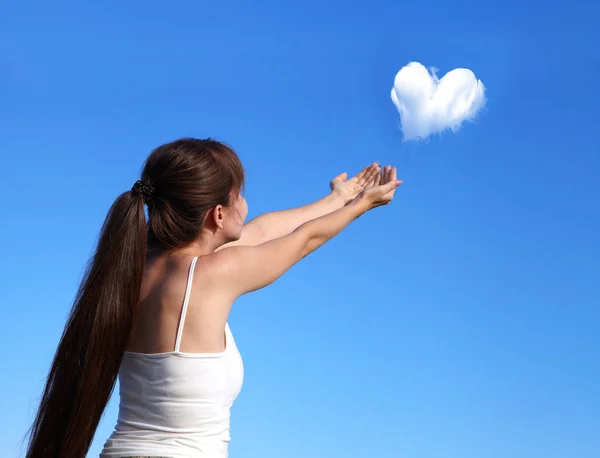 Junges Mädchen Einem Sommertag Der Das Herz Aus Der Wolke — Stockfoto