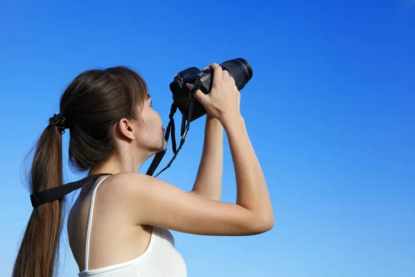 Ευτυχισμένος Κορίτσι Λαμβάνοντας Εικόνες Από Γαλάζιο Του Ουρανού — Φωτογραφία Αρχείου
