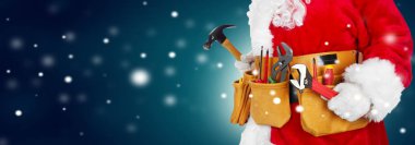 Noel Baba işçi kış arka plan üzerinde alet kemeri ile