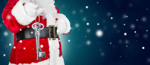 圣诞节圣诞老人的手与钥匙在冬天背景 — 图库照片