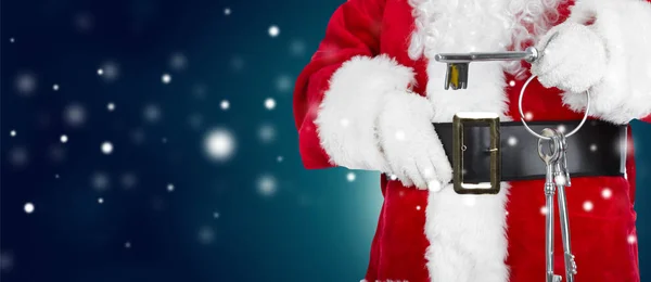 Boże Narodzenie Santa Claus Ręce Kluczem Tle Zima — Zdjęcie stockowe