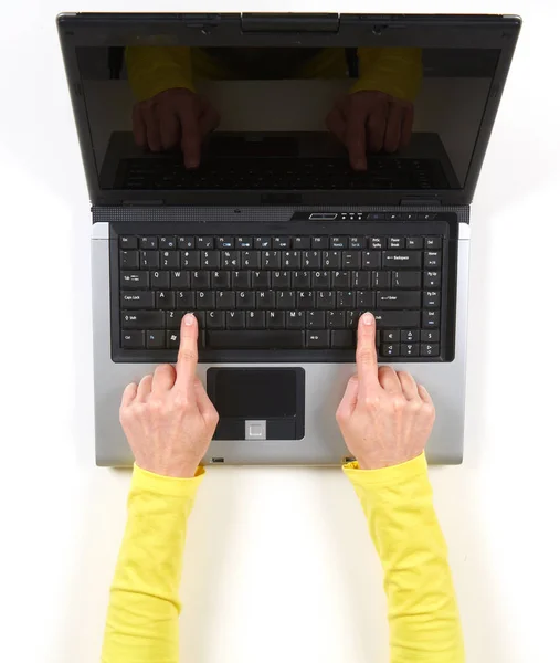 Mãos Casaco Amarelo Laptop Preto Fundo Branco — Fotografia de Stock