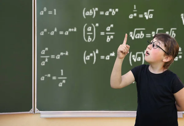 Little girl and green blackboard. Wunderkind — Stock Photo, Image