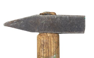 Beyaz arkaplanda eski çekiç