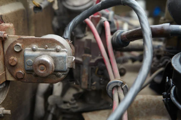 Oude krachtige motor van een oude auto — Stockfoto