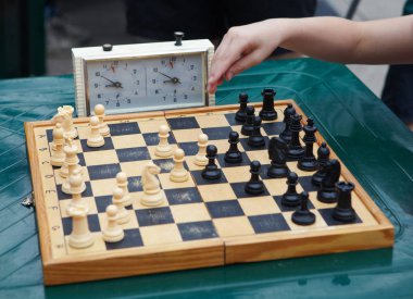 Çocuklar satranç oynamak için