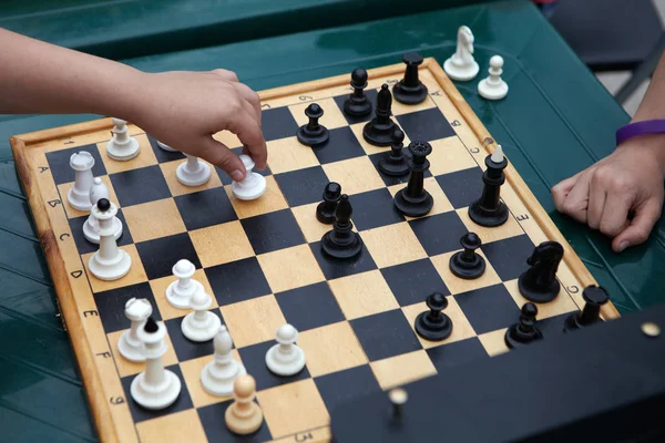 Niños para jugar al ajedrez —  Fotos de Stock