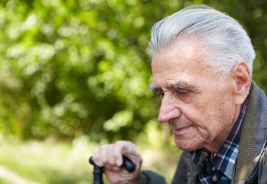 Yaşlı fakir adam hayatı düşünüyor.