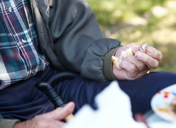 Elderly poor man eating bread — Stock Photo, Image