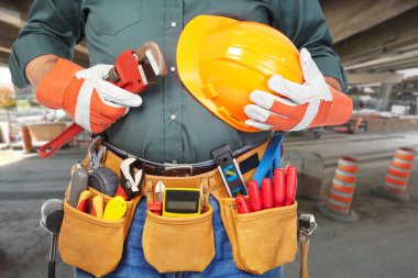 Olgun işçi ve yol onarımı