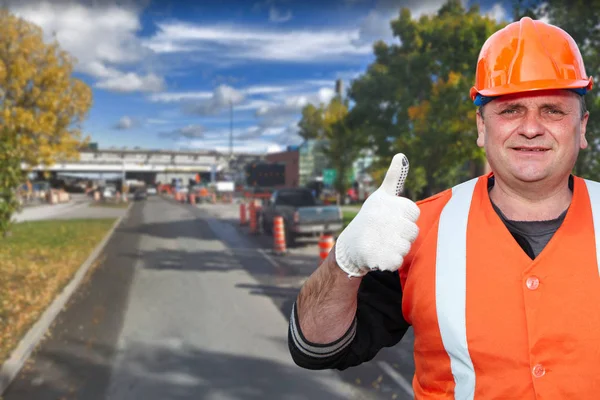 Mature worker and road repair — Stock Photo, Image