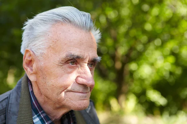 Anciano pobre hombre piensa en la vida — Foto de Stock