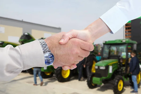 Abkommen und landwirtschaftlicher Traktor — Stockfoto